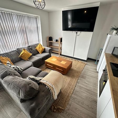 Town Center Willow Apartment - Sleeps Up To 10 - Dogs Welcome - 2 Minutes From Train Station แบล็คพูล ภายนอก รูปภาพ