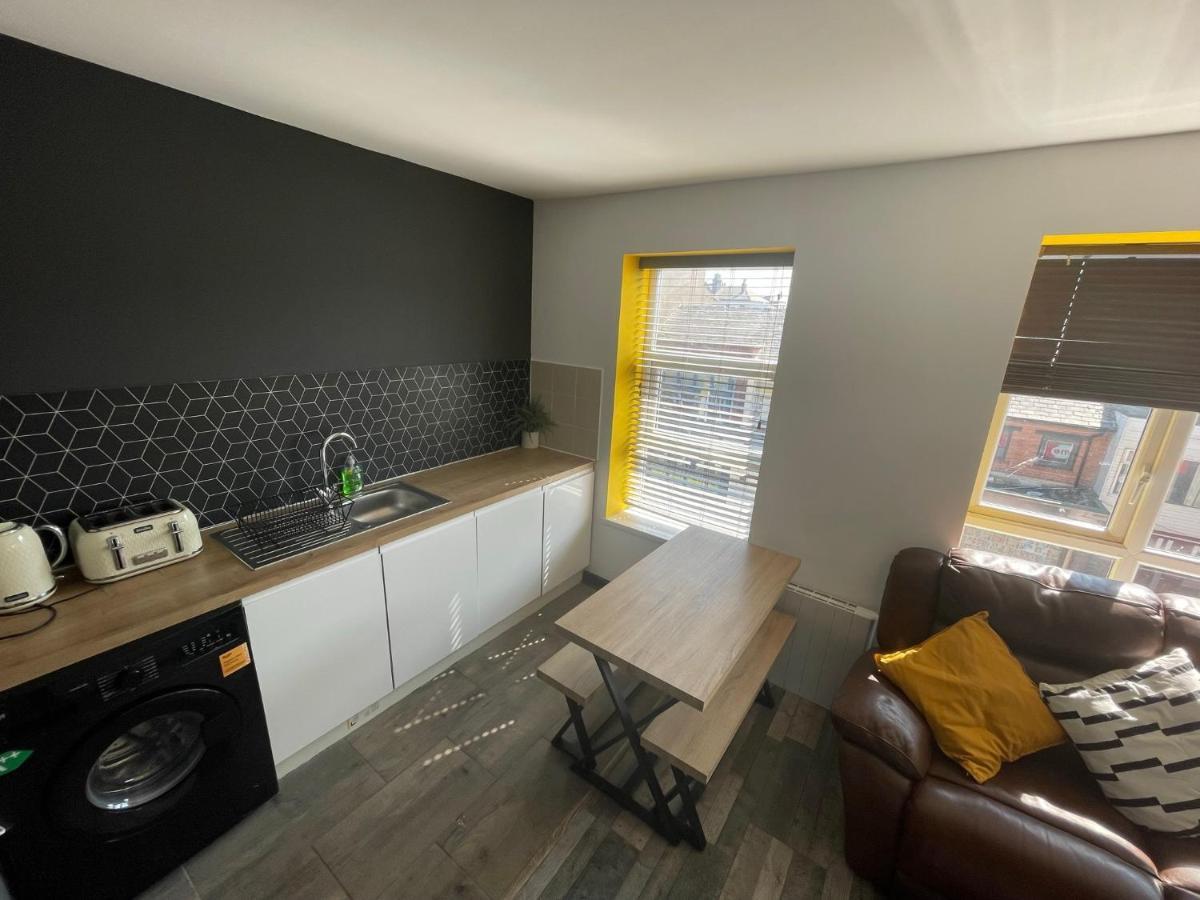 Town Center Willow Apartment - Sleeps Up To 10 - Dogs Welcome - 2 Minutes From Train Station แบล็คพูล ภายนอก รูปภาพ