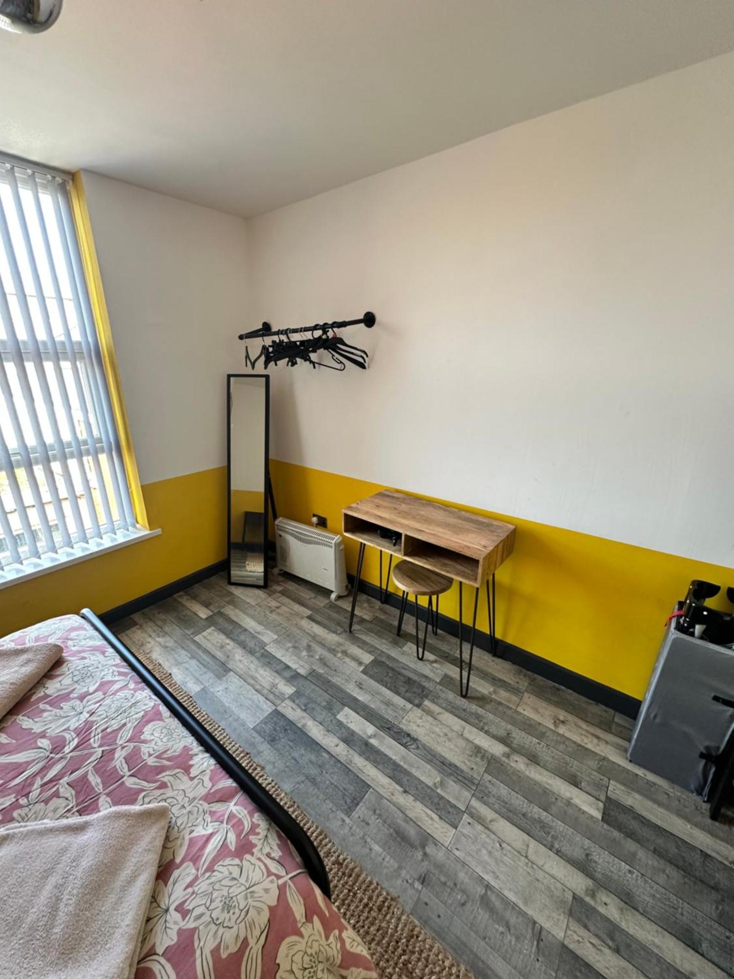 Town Center Willow Apartment - Sleeps Up To 10 - Dogs Welcome - 2 Minutes From Train Station แบล็คพูล ภายนอก รูปภาพ