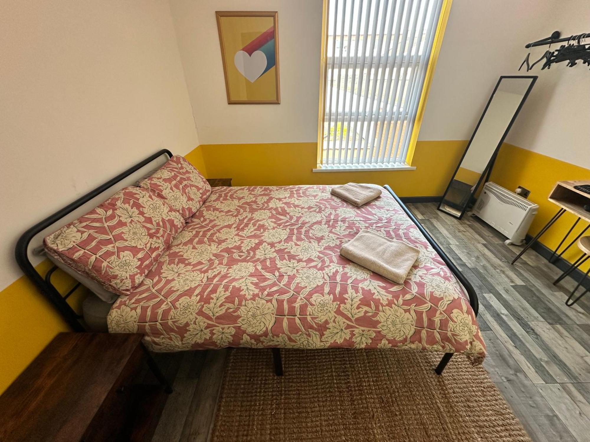 Town Center Willow Apartment - Sleeps Up To 10 - Dogs Welcome - 2 Minutes From Train Station แบล็คพูล ภายนอก รูปภาพ