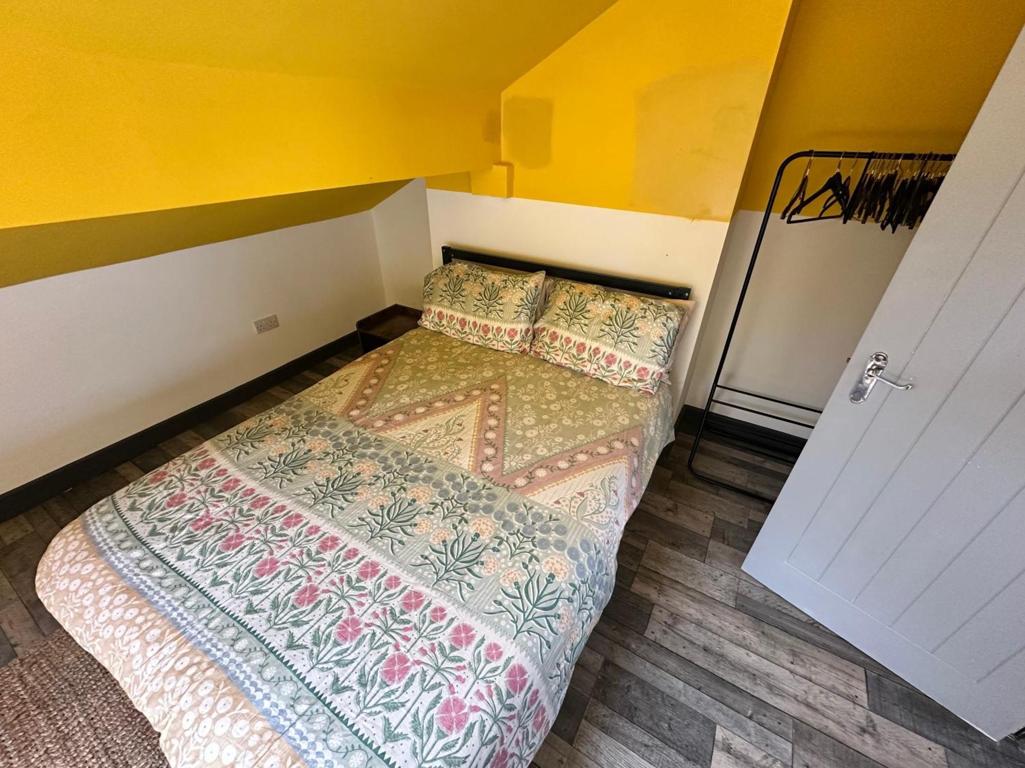 Town Center Willow Apartment - Sleeps Up To 10 - Dogs Welcome - 2 Minutes From Train Station แบล็คพูล ภายนอก รูปภาพ